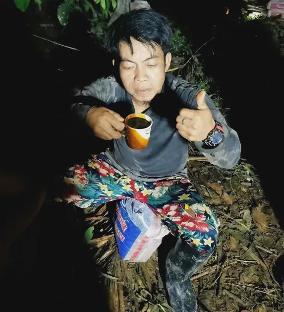 海外谋生的建筑工人CQ9电子平台入口(图2)